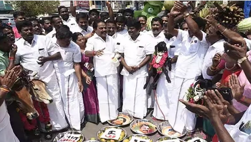 ‘வீட்ல வச்சி விளையாடுங்கண்ணே..’ : எடப்பாடி பழனிசாமிக்கு டெடி பியர் பொம்மையை கொடுத்த தொண்டர்கள்!