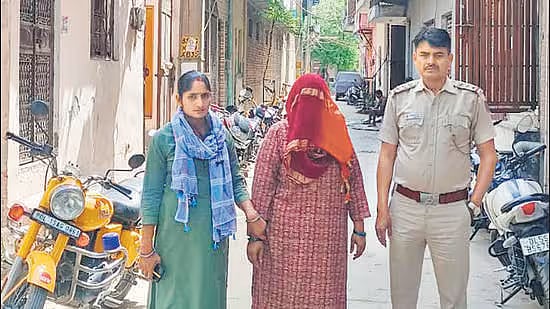 திருமணம் செய்ய வற்புறுத்திய காதலி.. ஆத்திரத்தில் கழுத்தை நெரித்து கொலைசெய்ய காதலர்..டெல்லியில் அதிர்ச்சி!