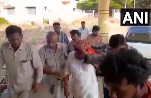 காங்கிரஸ் முன்னாள் துணை முதல்வரை கல்லால் தாக்கிய பாஜக தொண்டர்கள்.. கர்நாடக அரசியலில் பரபரப்பு ! 