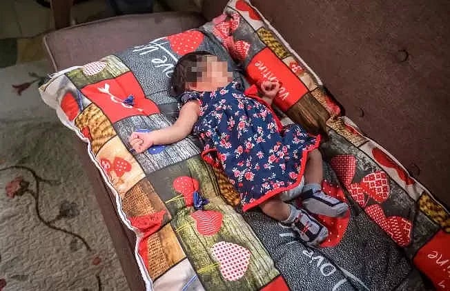 தூங்க மறுத்த பச்சிளம் குழந்தை.. எரிச்சலடைந்து பணிப்பெண் செய்த காரியத்தால் அதிர்ந்து போன பெற்றோர் !