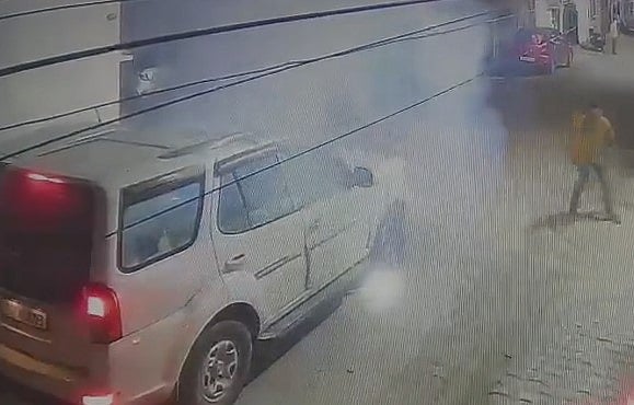 தந்தையை மன்னிப்பு கேட்க வைத்தால் ஆத்திரம்: பாஜக தலைவர் மகன் மீது வெடிகுண்டு வீசிய கான்ஸ்டபிள் மகன்!