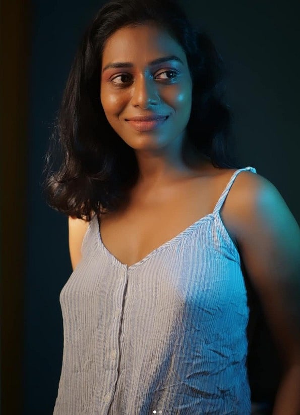 நிர்வாண காட்சியில் நடிப்பது பற்றி முன்னரே எதுவும் சொல்லவில்லை.. -விடுதலை பட நடிகை பேட்டி !