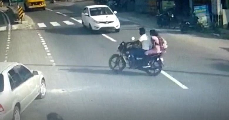 பைக்கில் சென்ற காதலர்கள்.. போலிஸ் என கூறி காதலியை கடத்திய வாலிபர்: சிக்க வைத்த செல்போன் சிக்னல்!