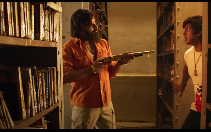 “எல்லாத்தையும் மாத்தி,மறந்து,மாறி வந்துருக்கேன்”-மீண்டும் ஒரு Time Travel படம்:வெளியானது MarkAntony டீசர்