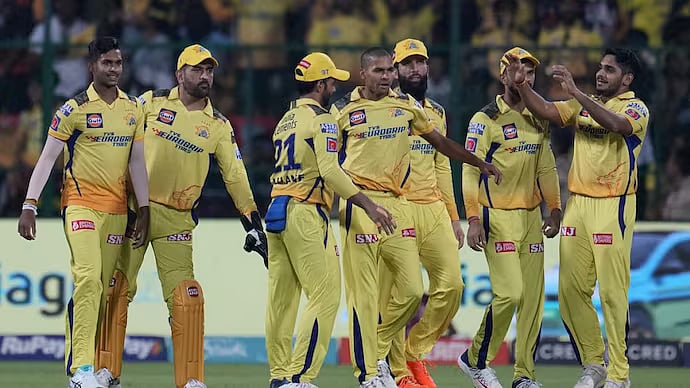 "RCB அணிக்கு எதிராக நான் சிறப்பாக செயல்பட தோனிதான் காரணம்" -CSK வீரர் குட்டி மலிங்கா புகழாரம் !