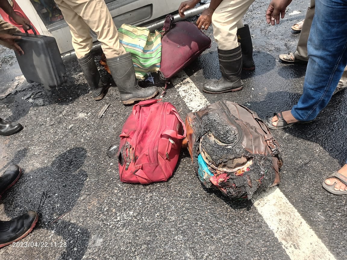 கர்நாடகா : ஓடிக் கொண்டிருந்தபோது திடீரென பற்றி எரிந்த பேருந்து.. உள்ளே இருந்த 30 பயணிகளின் நிலை என்ன ?