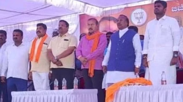 ”நீ ஒரு கோழை.. ஒரு பொய்யன்” .. அண்ணாமலை விளக்கத்திற்கு காயத்ரி ரகுராம் கடும் சாடல்!