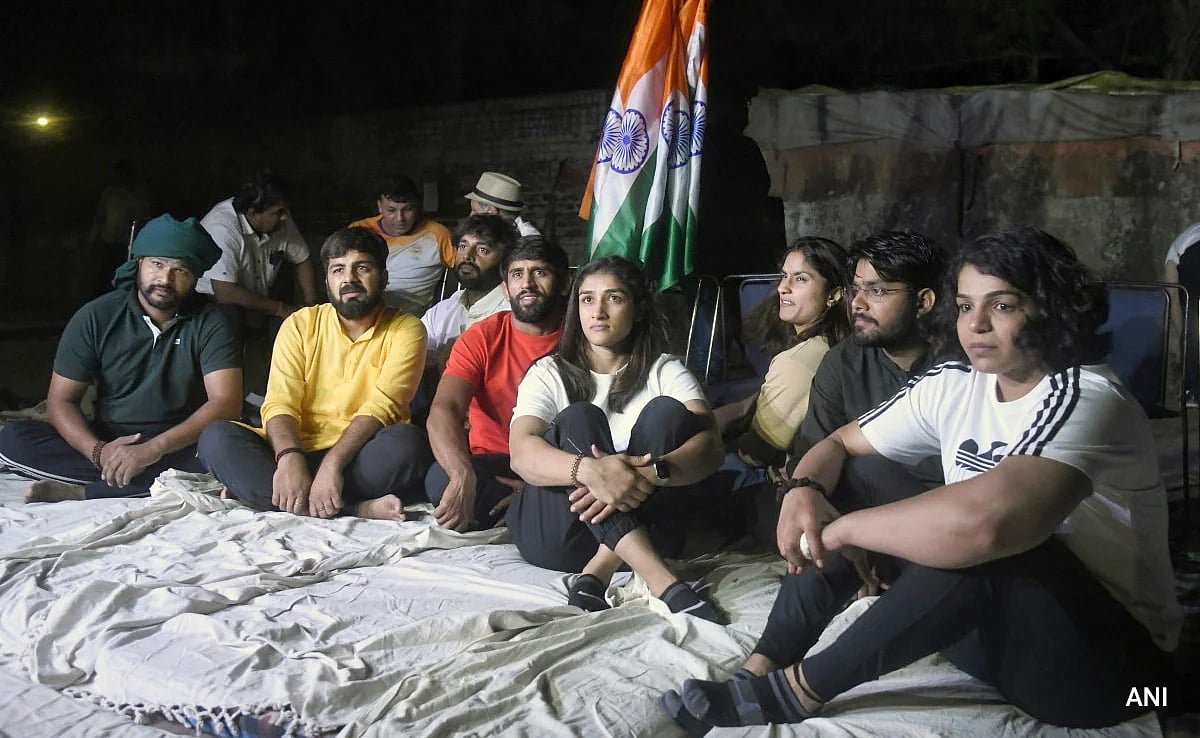 மல்யுத்த வீராங்கனைகளின் போராட்டத்துக்கு பணிந்த ஒன்றிய அரசு.. பாலியல் புகாரில் பாஜக MP மீது வழக்குப்பதிவு!