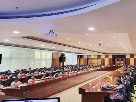 Escalatorல எப்படி ஏறணும் டீச்சர்.. கைப்பிடித்து கற்றுக்கொடுத்த ஆசிரியர்கள்: சென்னையில் நடந்த சுவாரசியம்