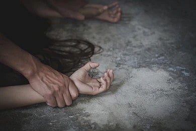 ஜூஸில் மயக்க மருந்து கலந்து பாலியல் வன்கொடுமை.. மும்பையில் வீடு தேடிய கல்லூரி மாணவிக்கு நேர்ந்த சோகம் !