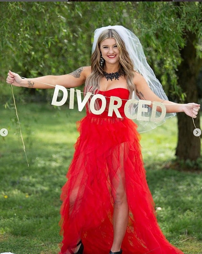 கல்யாண Dress, போட்டோஸ் எரிப்பு.. தாயின் உதவியோடு
விவகாரத்தை கொண்டாடிய பெண்.. அப்படி என்னதான் செஞ்சாரு?