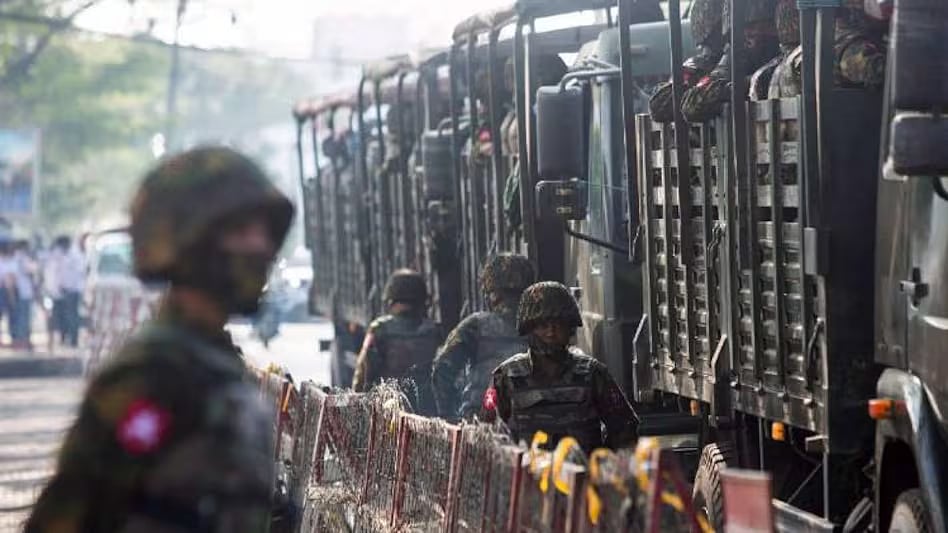 சொந்த நாட்டு மக்கள் மீதே தாக்குதல் நடத்திய ராணுவம்.. ஹெலிகாப்டர் குண்டுவீச்சில் 100-கும் மேற்பட்டோர் பலி!