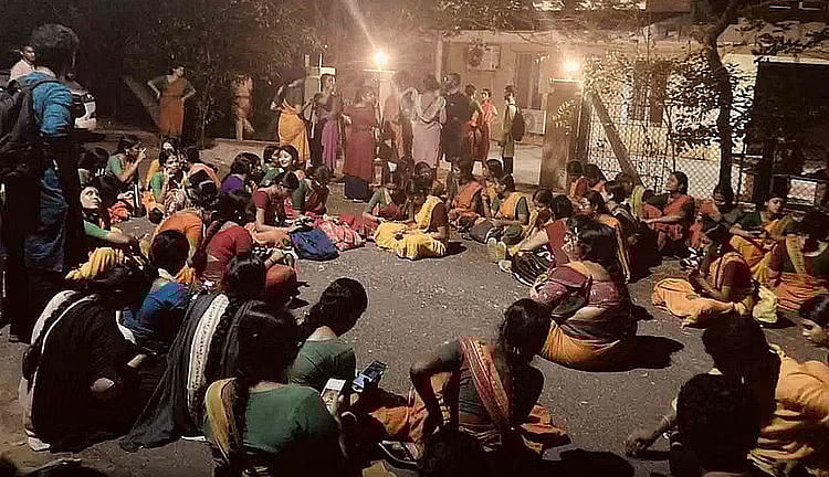 கலாஷேத்ரா பாலியல் விவகாரம்.. 3 உதவி பேராசிரியர்கள் பணிநீக்கம்.. போராட்டத்துக்கு பணிந்தது நிர்வாகம் ! 