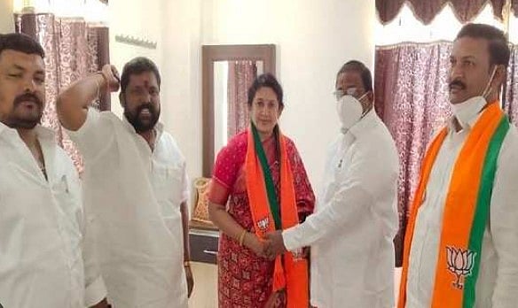 டயர் வெடித்து தலைகுப்புற கவிழ்ந்த கார்.. சம்பவ இடத்திலேயே உயிரிழந்த பா.ஜ.க பெண் நிர்வாகி!