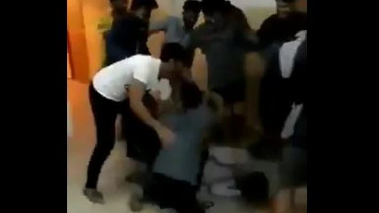 பர்த்டே பார்ட்டியில் அடித்து விளையாடிய நண்பர்கள்: கழுத்து நரம்பு அறுந்து சுயநினைவை இழந்த மருத்துவ மாணவர்!