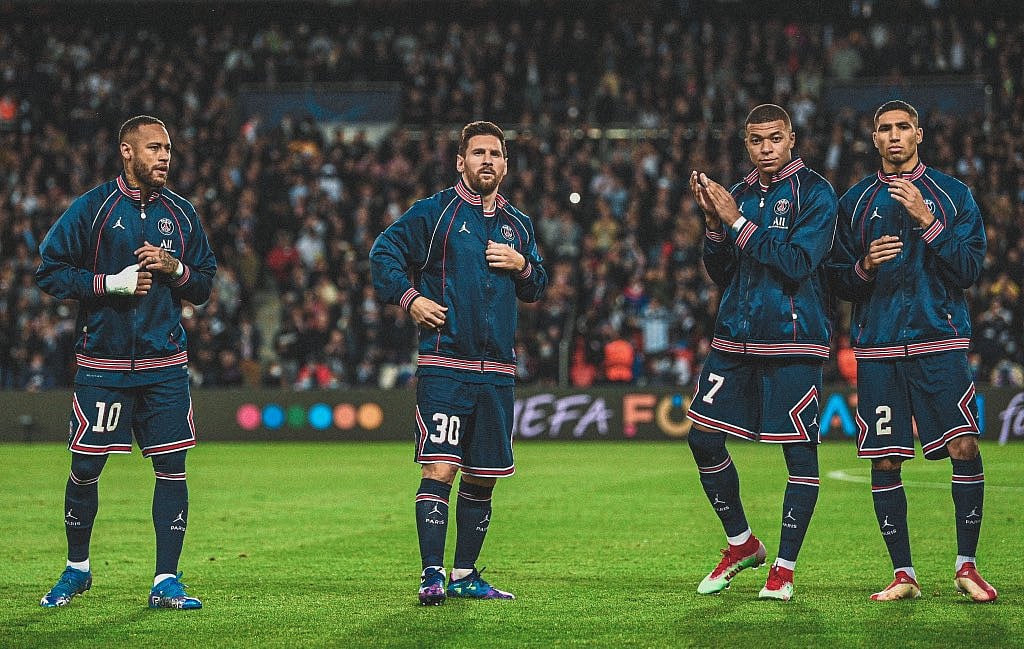 விவாகரத்தின் போது ஜீவனாம்சம் கேட்ட மனைவி.. சொத்தை காக்க தாயை வைத்து மோசடி செய்த பிரபல கால்பந்து வீரர்!