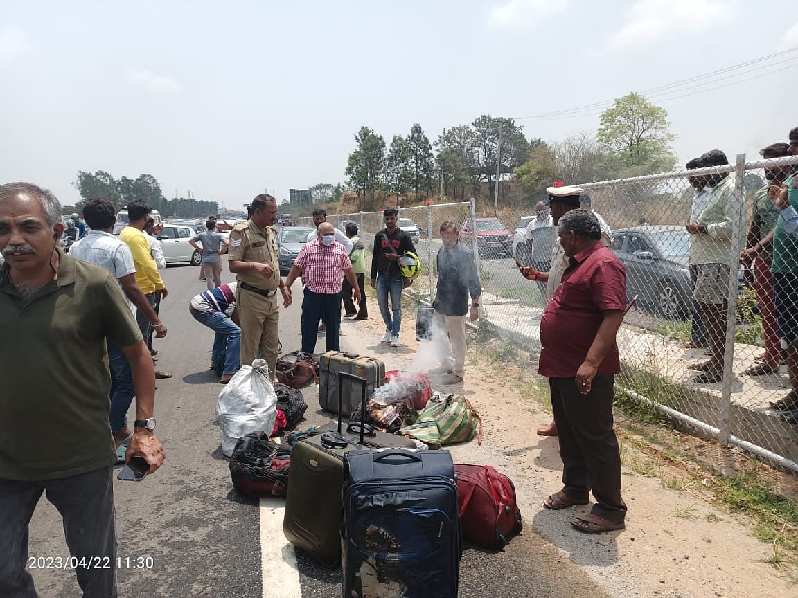 கர்நாடகா : ஓடிக் கொண்டிருந்தபோது திடீரென பற்றி எரிந்த பேருந்து.. உள்ளே இருந்த 30 பயணிகளின் நிலை என்ன ?