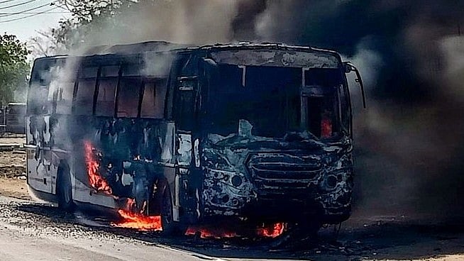 ஓடிக் கொண்டிருந்த போது பற்றி எரிந்த பேருந்து.. பதறியடித்து வெளியேறிய பயணிகள்: நடுரோட்டில் நடந்தது என்ன?