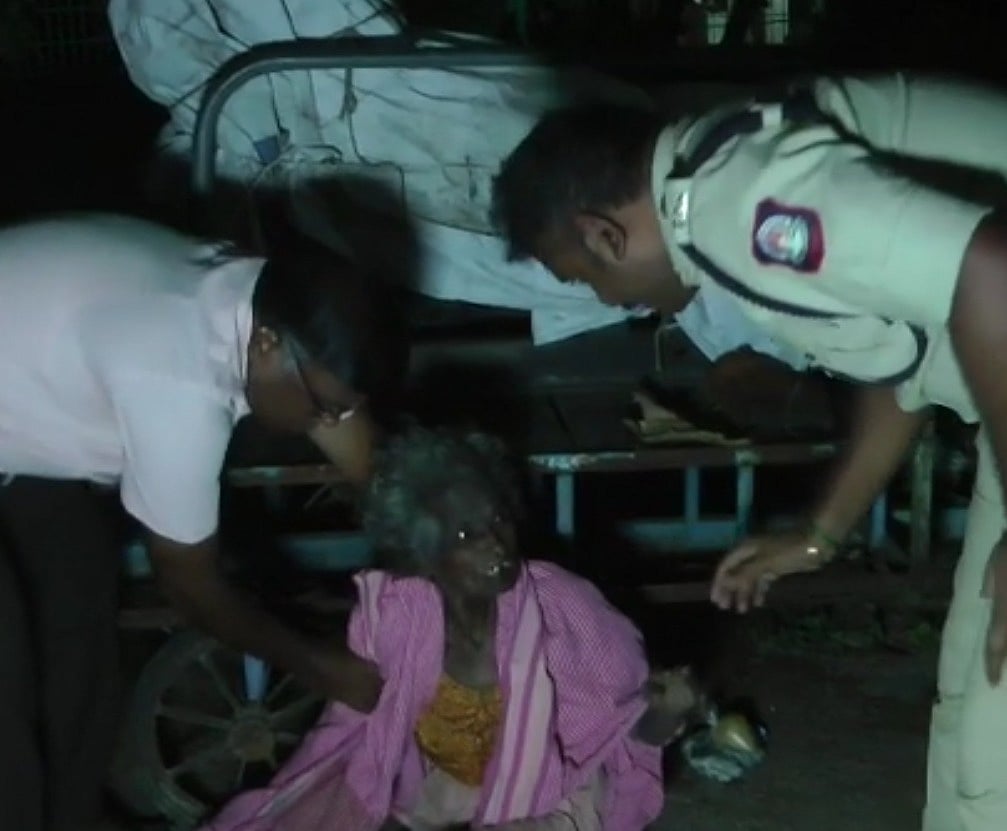 தெரு ஓரத்தில் உணவின்றி உயிருக்கு போராடிய மூதாட்டி.. மீட்டு மருத்துவமனையில் சேர்த்த SP: குவியும் பாராட்டு!