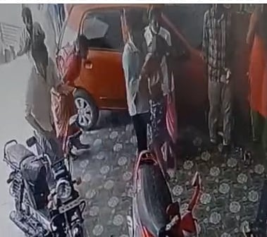 காரை பின்னோக்கி வேகமாக இயக்கிய தாய்மாமா.. 2 கார்களுக்கு இடையே நசுங்கிய சிறுவன்: மருத்துவமனை வாசலில் சோகம்