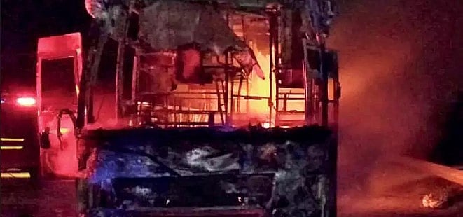ஓடிக் கொண்டிருந்த போது பற்றி எரிந்த பேருந்து.. பதறியடித்து வெளியேறிய பயணிகள்: நடுரோட்டில் நடந்தது என்ன?