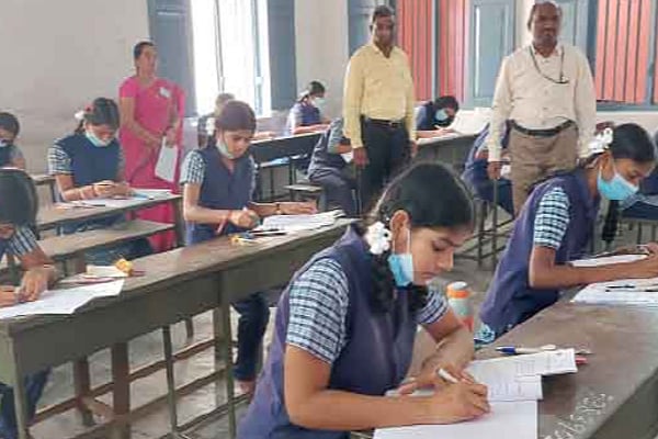 புதுச்சேரி : தேர்வு முடிந்த மகிழ்ச்சி.. நண்பர்களுடன் கடலில் குளித்து கொண்டாடிய மாணவன்.. இறுதியில் சோகம் !