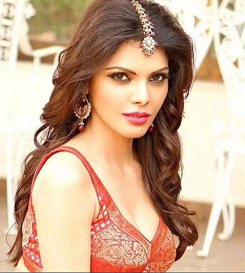 “கவர்ச்சியாக இருக்கிறாய்..” அத்துமீறிய பிரபல தொழிலதிபர்.. பாலியல் புகார் கொடுத்த பாலிவுட் நடிகை !