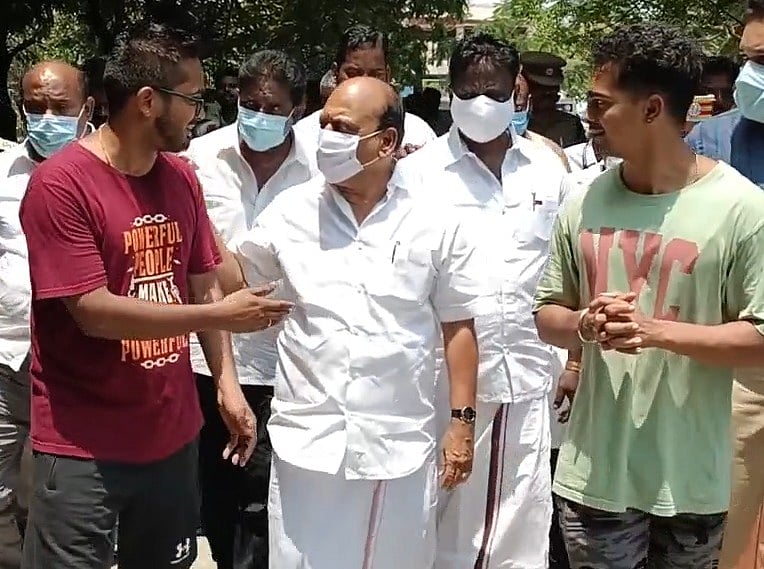 சேற்றில் சிக்கிய அர்ச்சகரை காப்பாற்ற சென்ற 5 பேர் கோவில் குளத்தில் மூழ்கி பலி.. முதலமைச்சர் இரங்கல் !