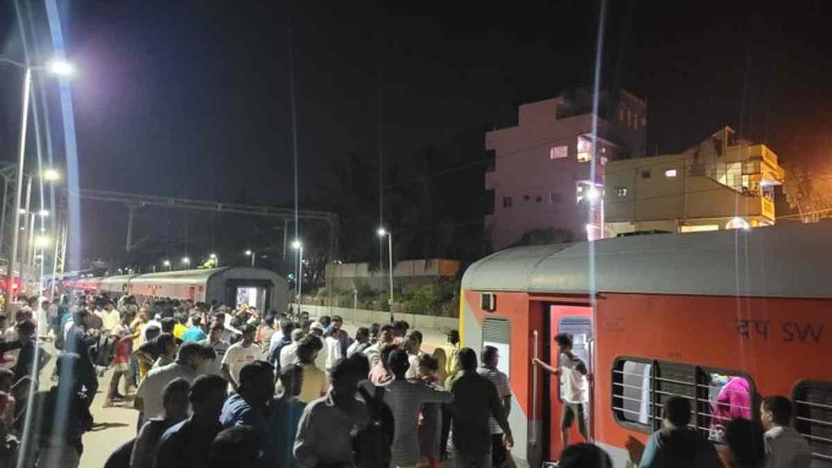 தனி தனியே பிரிந்த மைசூரு-தூத்துக்குடி எக்ஸ்பிரஸ் ரயில் பெட்டிகள்.. அலறிய பயணிகள்.. நடந்தது என்ன ?