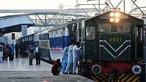 ஓடும் ரயிலில் வெளிநாட்டுப் பெண்ணுக்கு பாலியல் தொல்லை.. ரயில்வே ஊழியரை கைது செய்ய வைத்த ஒரு ட்வீட்!