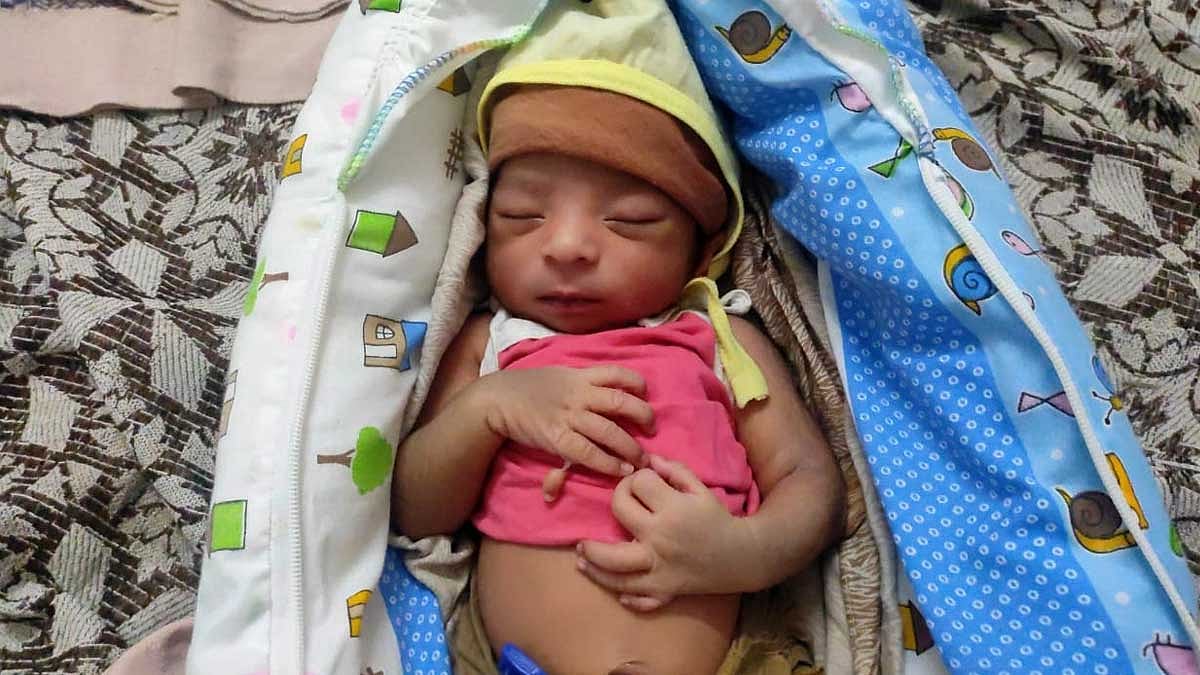 24 விரல்களோடு பிறந்த அதிசய குழந்தை.. பூரிப்புடன் கண்டு களிக்கும் மக்கள்.. எங்கு தெரியுமா ?