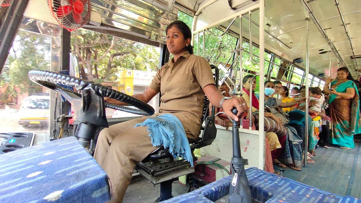 கெத்தாகப் பேருந்து ஓட்டி அசத்தும் கோவை மாவட்டத்தின் முதல் பெண் ஓட்டுநர்.. குவிந்து வரும் வாழ்த்துக்கள்!