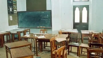 பூட்டிக்கிடந்த வகுப்பறை.. உடைத்து திறந்த மாணவிகள்.. உள்ளே குழந்தையுடன் இறந்துகிடந்த மாணவி.. நடந்தது என்ன?