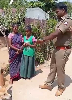 “உங்க கால்ல விழுந்து கேக்குறேன்; பிள்ளைகள பள்ளிக்கு அனுப்புங்க..”: காவலரின் மனதை உருக்கும் சம்பவம்! VIDEO