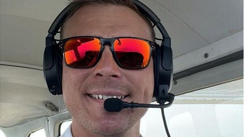 நடுவானில் விமானியின் முதுகில் ஊர்ந்த விஷ நாகம்.. அதிர்ந்த பயணிகள்.. இறுதியில் நடந்தது என்ன ?