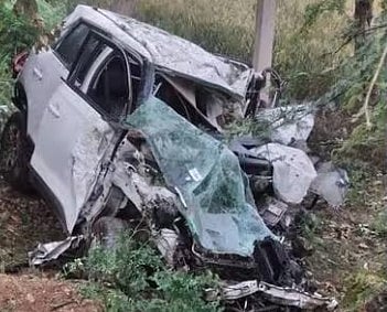 அதிவேகமாக மரத்தின் மீது மோதி நொறுங்கிய சொகுசு கார்.. சம்பவ இடத்திலேயே உயிரிழந்த 6 இளைஞர்கள்!