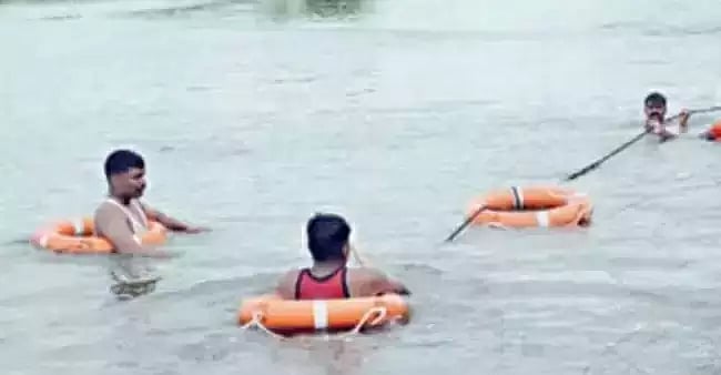 “அப்பா.. எனக்கு நீச்சல் சொல்லிக்கொடு..” - ஆற்றில் நீச்சல் பயிற்சியின்போது தந்தை மகனுக்கு நேர்ந்த சோகம் !