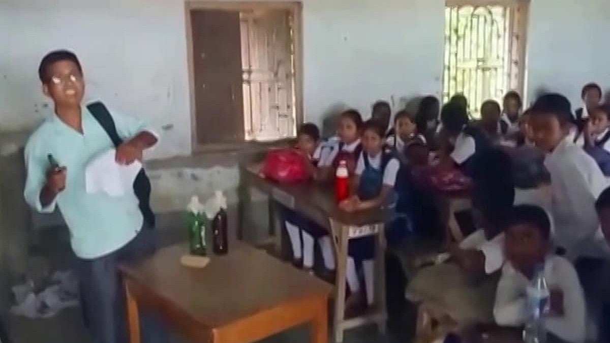 துப்பாக்கியுடன் பள்ளிக்குள் நுழைந்த மர்ம நபர்.. அதிர்ச்சியடைந்த மாணவர்கள் : பின்னர் நடந்தது என்ன?