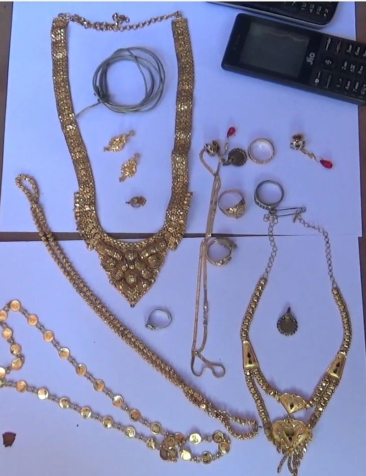 திருடிய நகைகளில் பங்கு.. அடித்துக்கொண்ட திருடர்கள்.. இறுதியாக நடந்த ட்விஸ்டால் போலிசில் சிக்கிய கும்பல் !