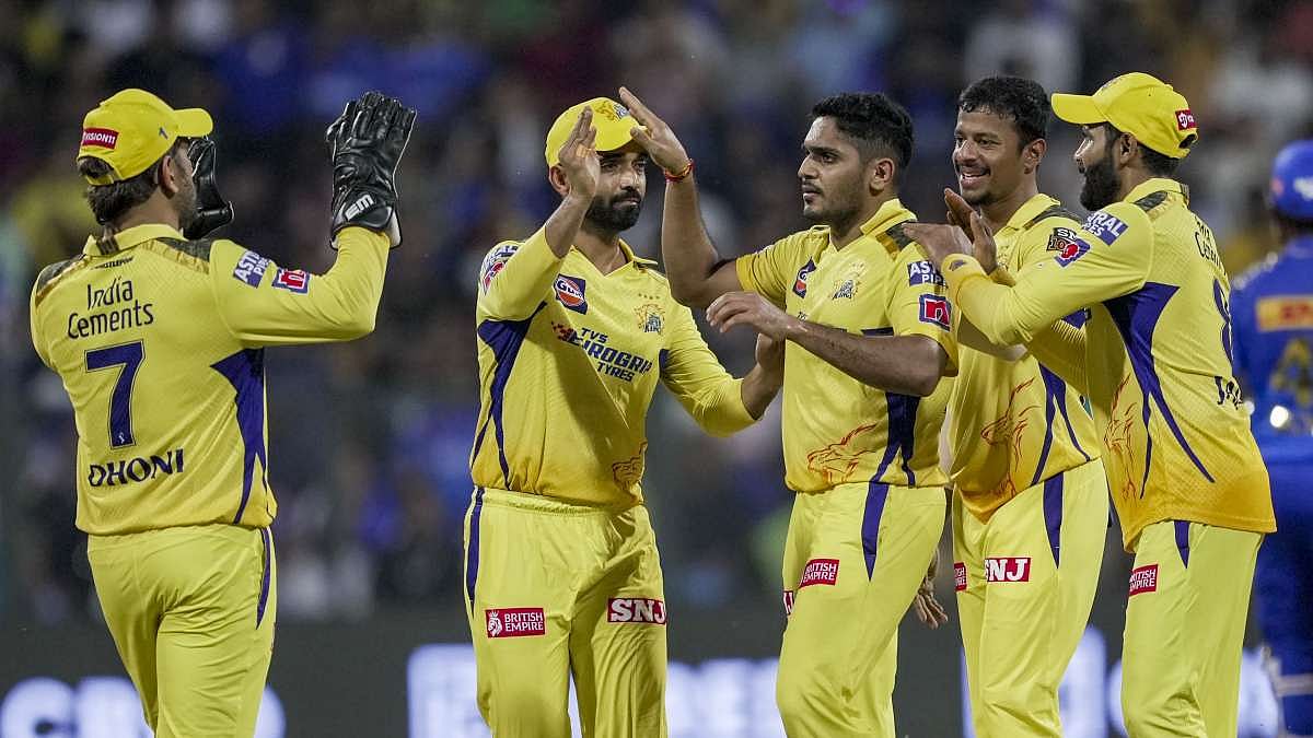 பங்காளி MI-யை வீழ்த்தி டாப்-4க்கு முன்னேறிய CSK.. தொடர் தோல்வியால் சிக்கலில் மும்பை இந்தியன்ஸ் !
