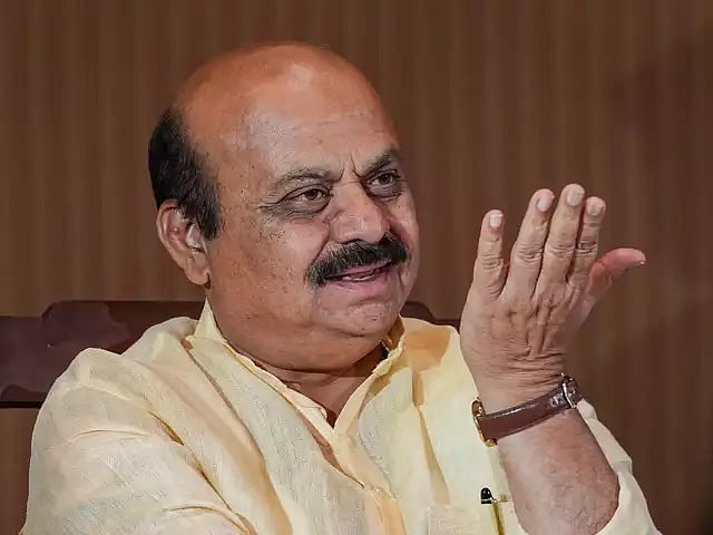 காங்கிரஸ் முன்னாள் துணை முதல்வரை கல்லால் தாக்கிய பாஜக தொண்டர்கள்.. கர்நாடக அரசியலில் பரபரப்பு ! 