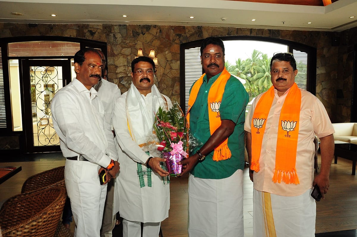 இரகசியமாக இரண்டாவது திருமணம்.. கொலை மிரட்டல்: 2 பிள்ளைகளோடு புதுவை பாஜக MLA மீது முதல் மனைவி பரபர புகார்!