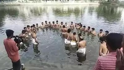 சேற்றில் சிக்கிய அர்ச்சகரை காப்பாற்ற சென்ற 5 பேர் கோவில் குளத்தில் மூழ்கி பலி.. முதலமைச்சர் இரங்கல் !