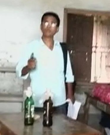 துப்பாக்கியுடன் பள்ளிக்குள் நுழைந்த மர்ம நபர்.. அதிர்ச்சியடைந்த மாணவர்கள் : பின்னர் நடந்தது என்ன?