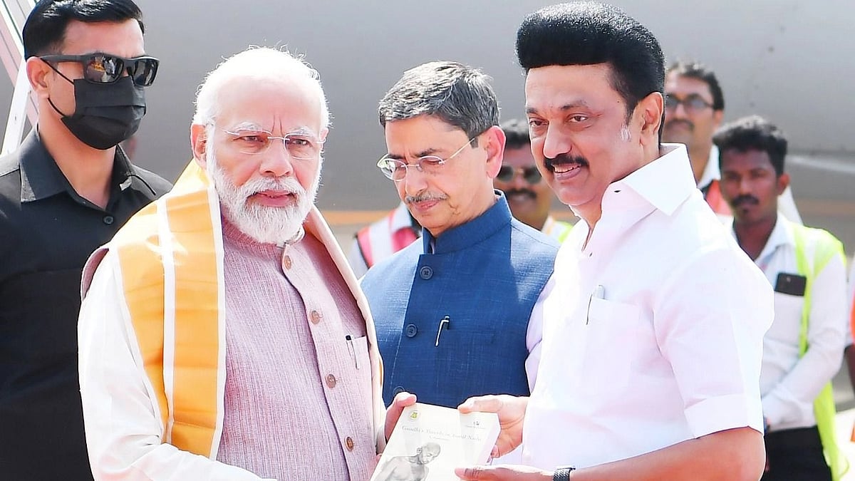 சென்னை வந்த பிரதமர் மோடி.. வரவேற்ற போது முதலமைச்சர் மு.க.ஸ்டாலின் கொடுத்த புத்தகம் என்ன?