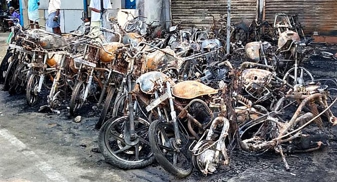 கடையில் இருந்த 35 இருசக்கர வாகனங்களை தீ வைத்து கொளுத்திய வாலிபர்.. காரணம் கேட்டு போலிஸ் ஷாக்!