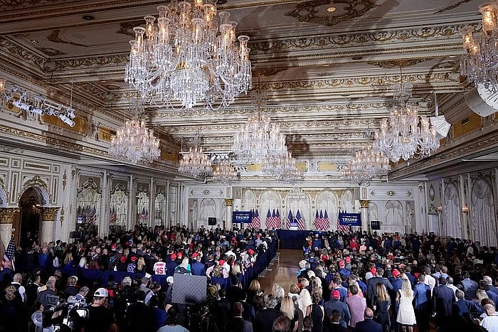 ஆபாச நடிகையோடு தொடர்பு விவகாரம் : அமெரிக்க முன்னாள் அதிபர் ட்ரம்ப் நீதிமன்றத்தில் வைத்து அதிரடி கைது !