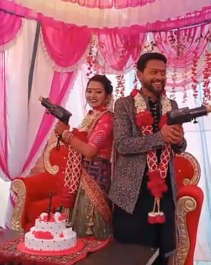 துப்பாக்கியுடன் மாஸான போஸ் கொடுத்த மணமக்கள்.. திடீரென பறந்த தீப்பொறி: இறுதியில் நேர்ந்த விபரீதம் - Video