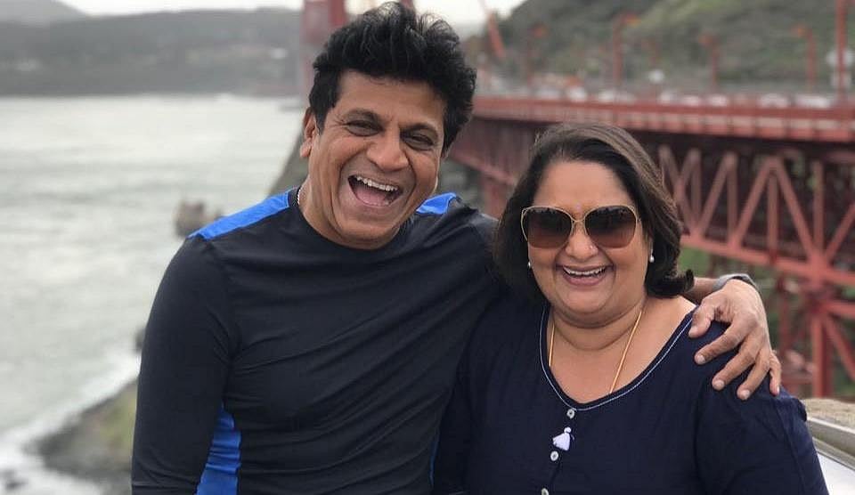 கூடும் பலம்.. காங்கிரஸில் இணைந்த கன்னட ஸ்டார் நடிகர் சிவராஜ்குமார் மனைவி.. தம்பிக்கு ஆதரவாக பிரச்சாரம் !