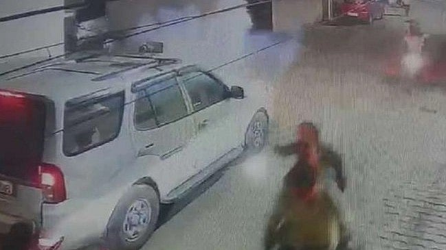 தந்தையை மன்னிப்பு கேட்க வைத்தால் ஆத்திரம்: பாஜக தலைவர் மகன் மீது வெடிகுண்டு வீசிய கான்ஸ்டபிள் மகன்!